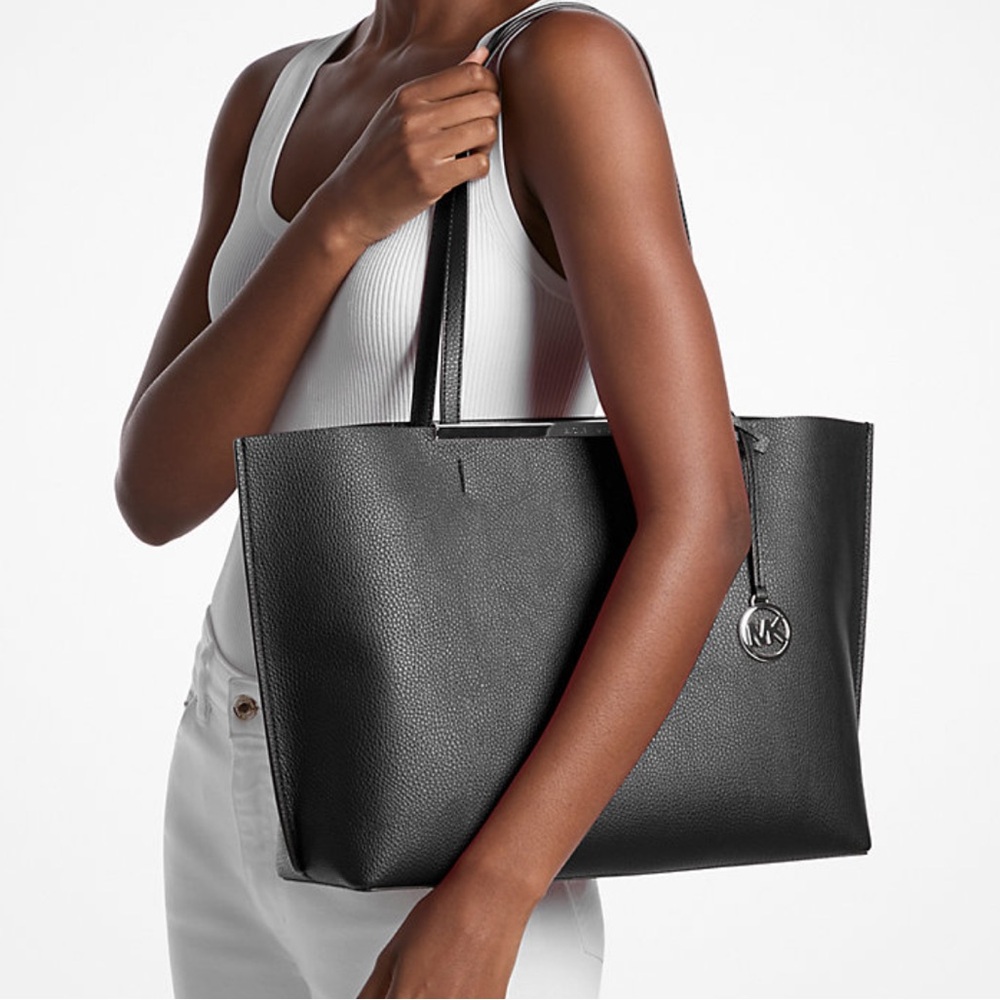 MICHAEL KORS
Evelyn Large EW Top Zip Shoulder Tote Bag 
Black 
NWT 

Live Style - Picture 4 of 16